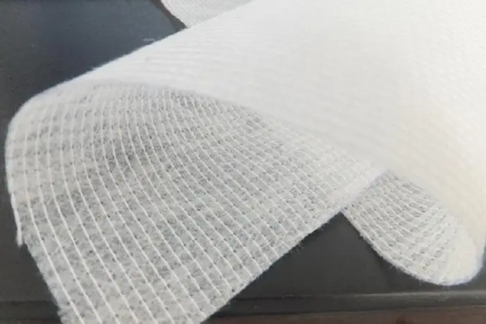 Egenskaper og egenskaper til polyester-sydd stoff