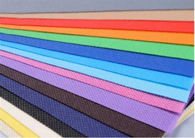 Hva er forskjellene mellom polyester og ikke-vevde stoffer?